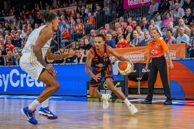 1 Basketball Bundesliga, easyCredit BBL, Season 2025 2026, Men, Cup Round of 16, 19 10 2025, RASTA Vechta NINERS Chemnitz Alonzo Verge 11 RASTA Vechta in action Vechta RASTA Dome Lower Saxony Germany