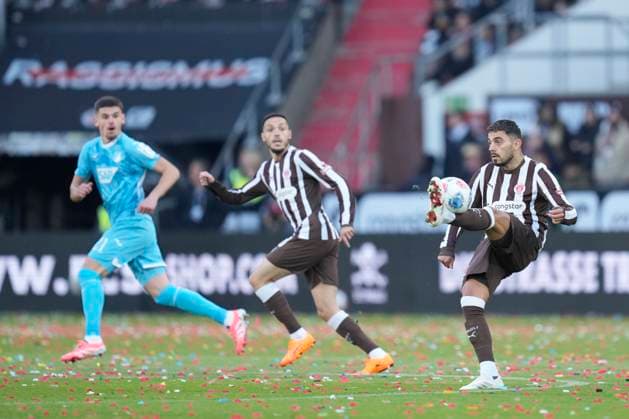 Danel Sinani (FC St. Pauli) in Aktion, am Ball, Einzelaktion waehrend des spiels der Bundesliga zwischen FC St. Pauli und TSG Hoffenheim, Millerntor-Stadion am 19. October 2025 in Hamburg, Deutschland. (Foto von Alex Gottschalk DeFodi Images) +++ Danel Sinani (FC St. Pauli) controls the ball during the Bundesliga match between FC St. Pauli and TSG Hoffenheim at Millerntor-Stadion on October 19, 2025 in Hamburg, Germany. (Photo by Alex Gottschalk DeFodi Images) DFL regulations prohibit any use of photographs as image sequences and or quasi-video. (Photo by Alex Gottschalk DeFodi Images) DFL regulations prohibit any use of photographs as image sequences and or quasi-video. Danel Sinani FC St Pauli in action, on the ball, single action during the Bundesliga match between FC St Pauli and TSG Hoffenheim, Millerntor Stadion on October 19, 2025 in Hamburg, Germany Photo by Alex Gottschalk DeFodi Images Danel Sinani FC St Pauli controls the ball during the Bundesliga match between FC St Pauli and TSG Hoffenheim at Millerntor Stadion on October 19, 2025 in Hamburg, Germany Photo by Alex Gottschalk DeFodi Images DFL regulations prohibit any use of photographs as image sequences and or quasi video Photo by Alex Gottschalk DeFodi Images DFL regulations prohibit any use of photographs as image sequences and or quasi video