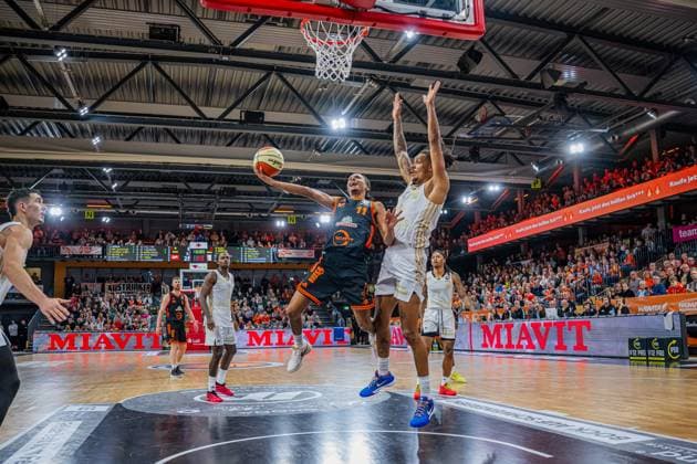 1. Basketball Bundesliga, easyCredit BBL, Saison 2025 2026, Herren, Pokal. Achtelfinale, 19.10.2025, RASTA Vechta - NINERS Chemnitz Alonzo Verge ( 11 - RASTA Vechta) beim Korbleger Vechta RASTA Dome Niedersachsen Deutschland *** 1 Basketball Bundesliga, easyCredit BBL, Season 2025 2026, Men, Cup round of 16, 19 10 2025, RASTA Vechta NINERS Chemnitz Alonzo Verge 11 RASTA Vechta at the Korbleger Vechta RASTA Dome Niedersachsen Germany