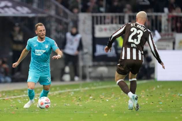 Vladimir Coufal (TSG 1899 Hoffenheim) und Louis Oppie (FC St. Pauli) im Zweikampf waehrend des spiels der Bundesliga zwischen FC St. Pauli und TSG Hoffenheim, Millerntor-Stadion am 19. October 2025 in Hamburg, Deutschland. (Foto von Alex Gottschalk DeFodi Images) +++ Vladimir Coufal (TSG 1899 Hoffenheim) und Louis Oppie (FC St. Pauli) battle for the ball during the Bundesliga match between FC St. Pauli and TSG Hoffenheim at Millerntor-Stadion on October 19, 2025 in Hamburg, Germany. (Photo by Alex Gottschalk DeFodi Images) DFL regulations prohibit any use of photographs as image sequences and or quasi-video. (Photo by Alex Gottschalk DeFodi Images) DFL regulations prohibit any use of photographs as image sequences and or quasi-video. Vladimir Coufal TSG 1899 Hoffenheim and Louis Oppie FC St Pauli in a duel during the Bundesliga match between FC St Pauli and TSG Hoffenheim, Millerntor Stadion on October 19, 2025 in Hamburg, Germany Photo by Alex Gottschalk DeFodi Images Vladimir Coufal TSG 1899 Hoffenheim and Louis Oppie FC St Pauli battle for the ball during the Bundesliga match between FC St Pauli and TSG Hoffenheim at Millerntor Stadion on October 19, 2025 in Hamburg, Germany Photo by Alex Gottschalk DeFodi Images DFL regulations prohibit any use of photographs as image sequences and or quasi video Photo by Alex Gottschalk DeFodi Images DFL regulations prohibit any use of photographs as image sequences and or quasi video