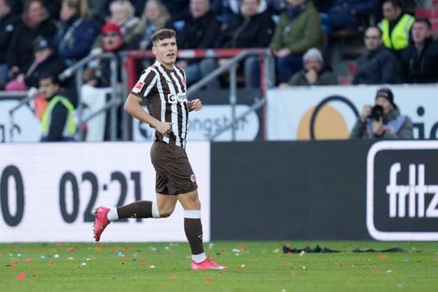 Arkadiusz Pyrka (FC St. Pauli) schaut waehrend des spiels der Bundesliga zwischen FC St. Pauli und TSG Hoffenheim, Millerntor-Stadion am 19. October 2025 in Hamburg, Deutschland. (Foto von Alex Gottschalk DeFodi Images) +++ Arkadiusz Pyrka (FC St. Pauli) looks on during the Bundesliga match between FC St. Pauli and TSG Hoffenheim at Millerntor-Stadion on October 19, 2025 in Hamburg, Germany. (Photo by Alex Gottschalk DeFodi Images) DFL regulations prohibit any use of photographs as image sequences and or quasi-video. (Photo by Alex Gottschalk DeFodi Images) DFL regulations prohibit any use of photographs as image sequences and or quasi-video. Arkadiusz Pyrka FC St Pauli looks on during the Bundesliga match between FC St Pauli and TSG Hoffenheim, Millerntor Stadion on October 19, 2025 in Hamburg, Germany Photo by Alex Gottschalk DeFodi Images Arkadiusz Pyrka FC St Pauli looks on during the Bundesliga match between FC St Pauli and TSG Hoffenheim at Millerntor Stadion on October 19, 2025 in Hamburg, Germany Photo by Alex Gottschalk DeFodi Images DFL regulations prohibit any use of photographs as image sequences and or quasi video Photo by Alex Gottschalk DeFodi Images DFL regulations prohibit any use of photographs as image sequences and or quasi video
