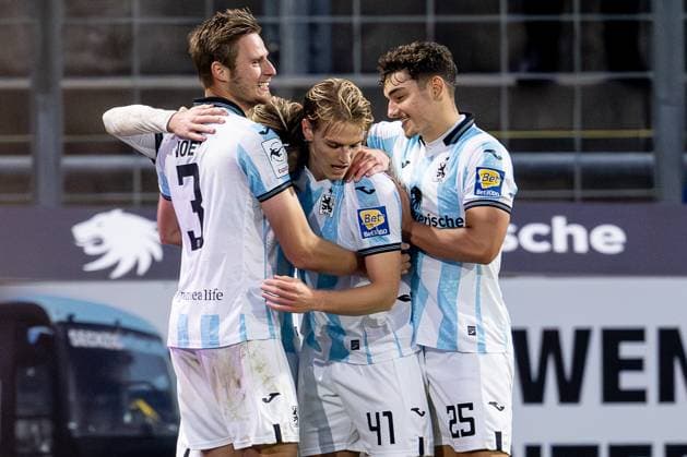 Munich celebrate with Thore Jacobsen TSV 1860 Muenchen, 05 his goal for the 3 1 final score GER, TSV 1860 Muenchen vs MSV Duisburg, Football, 3 Bundesliga, Matchday 11, Season 2025 2026, 19 10 2025 DFL DFB REGULATIONS PROHIBIT ANY USE OF PHOTOGRAPHS as IMAGE SEQUENCES and or QUASI VIDEO GER, TSV 1860 Muenchen vs MSV Duisburg, Football, 3 Bundesliga, Matchday 11, Season 2025 2026, 19 10 2025 Muenchen Copyright: xEibner-Pressefoto HeikexFeinerx EP_HFR