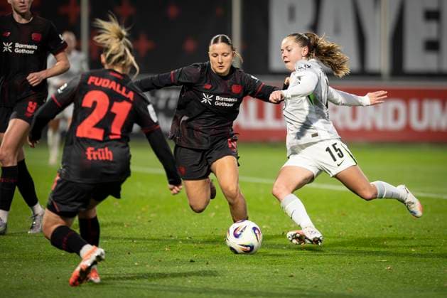 Womens Soccer Bundesliga Bayer 04 Leverkusen VfL Wolgsburg, 19 10 2025 Penalty area duel with Estrella Marino Gonzales Bayer 04 Leverkusen, 10 and Janou Levels VfL Wolfsburg, 15 Bayer 04 Leverkusen VfL Wolgsburg on matchday 7 of the Google Pixel Womens Bundesliga on 19 10 2025 at the Ulrich Haberland Stadium in Leverkusen North Rhine-Westphalia DFL REGULATIONS PROHIBIT ANY USE OF PHOTOGRAPHS AS IMAGE SEQUENCES AND OR QUASI VIDEO Copyright: xBEAUTIFULxSPORTS AxelxKohringx
