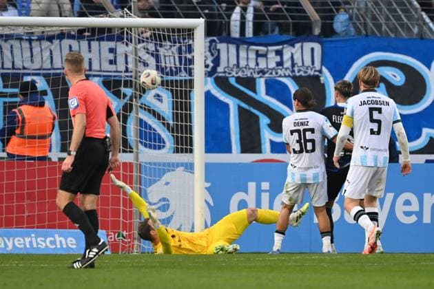 Goalkeeper Thomas DAEHNE TSV 1860 Muenchen parries the ball,Parade,Action Football 3 Liga,Matchday 11, Season 2025 26 TSV 1860 Muenchen MSV Duisburg 3 1, on 19 10 2025 GRUENWALDER STADION Â