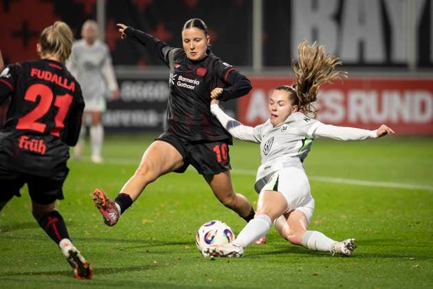 Womens Soccer Bundesliga Bayer 04 Leverkusen VfL Wolgsburg, 19 10 2025 Penalty area duel with Estrella Marino Gonzales Bayer 04 Leverkusen, 10 and Janou Levels VfL Wolfsburg, 15 Bayer 04 Leverkusen VfL Wolgsburg on matchday 7 of the Google Pixel Womens Bundesliga on 19 10 2025 at the Ulrich Haberland Stadium in Leverkusen North Rhine-Westphalia DFL REGULATIONS PROHIBIT ANY USE OF PHOTOGRAPHS AS IMAGE SEQUENCES AND OR QUASI VIDEO Copyright: xBEAUTIFULxSPORTS AxelxKohringx