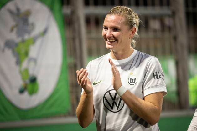 Womens Soccer Bundesliga Bayer 04 Leverkusen VfL Wolgsburg, 19 10 2025 Alexandra Popp VfL Wolfsburg, 11 was substituted and thanks the fans from Wolfsburg Bayer 04 Leverkusen VfL Wolgsburg on matchday 7 of the Google Pixel Womens Bundesliga on 19 10 2025 at the Ulrich Haberland Stadium in Leverkusen North Rhine-Westphalia DFL REGULATIONS PROHIBIT ANY USE OF PHOTOGRAPHS AS IMAGE SEQUENCES AND OR QUASI VIDEO Copyright: xBEAUTIFULxSPORTS AxelxKohringx