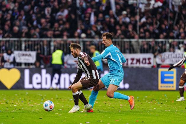 Danel Sinani FC St Pauli, 10 , Fisnik Asllani TSG 1899 Hoffenheim, 11 GER, FC St Pauli vs TSG 1899 Hoffenheim, Football, 1 Bundesliga, Matchday 7, Season 2025 2026, 19 10 2025 DFL REGULATES PROHIBIT ANY USE OF PHOTOGRAPHS AS IMAGE SEQUENCES AND OR QUASI VIDEO GER, FC St Pauli vs TSG 1899 Hoffenheim, Football, 1 Bundesliga, Matchday 7, Season 2025 2026, 19 10 2025 Hamburg Copyright: xEibner-Pressefoto MarcelxvonxFehrnx EP_MFN