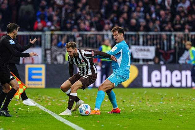 Danel Sinani FC St Pauli, 10 , Fisnik Asllani TSG 1899 Hoffenheim, 11 GER, FC St Pauli vs TSG 1899 Hoffenheim, Football, 1 Bundesliga, Matchday 7, Season 2025 2026, 19 10 2025 DFL REGULATES PROHIBIT ANY USE OF PHOTOGRAPHS AS IMAGE SEQUENCES AND OR QUASI VIDEO GER, FC St Pauli vs TSG 1899 Hoffenheim, Football, 1 Bundesliga, Matchday 7, Season 2025 2026, 19 10 2025 Hamburg Copyright: xEibner-Pressefoto MarcelxvonxFehrnx EP_MFN