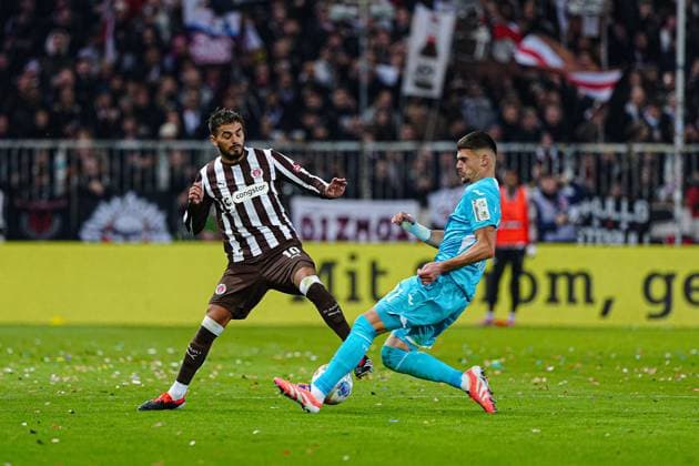 Danel Sinani FC St Pauli, 10 , Andrej Kramaric TSG 1899 Hoffenheim, 27 GER, FC St Pauli vs TSG 1899 Hoffenheim, Football, 1 Bundesliga, Matchday 7, Season 2025 2026, 19 10 2025 DFL REGULATES PROHIBIT ANY USE OF PHOTOGRAPHS AS IMAGE SEQUENCES AND OR QUASI VIDEO GER, FC St Pauli vs TSG 1899 Hoffenheim, Football, 1 Bundesliga, Matchday 7, Season 2025 2026, 19 10 2025 Hamburg Copyright: xEibner-Pressefoto MarcelxvonxFehrnx EP_MFN