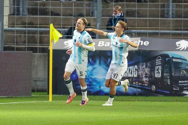 Thore Jacobsen 5 TSV 1860 Muenchen celebrates after his goal for 3 1 with Clemens Lippmann 41 TSV 1860 Muenchen , TSV 1860 Muenchen vs MSV Duisburg, DFL, Dritte Liga, Saison 2025 2026, Stadion an der Gruenwalder Strasse, Hinrunde, 11 Spieltag, 19 10 2025 DFB regulations prohibit any use of photographs as image sequences and or quasi video Muenchen Bayern Deutschland Copyright: xkolbert-press MartinxAgüerax