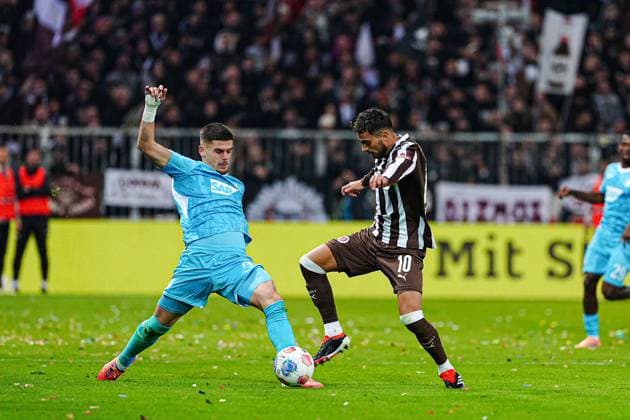 Andrej Kramaric TSG 1899 Hoffenheim, 27 , Danel Sinani FC St Pauli, 10 GER, FC St Pauli vs TSG 1899 Hoffenheim, Football, 1 Bundesliga, Matchday 7, Season 2025 2026, 19 10 2025 DFL REGULATES PROHIBIT ANY USE OF PHOTOGRAPHS AS IMAGE SEQUENCES AND OR QUASI VIDEO GER, FC St Pauli vs TSG 1899 Hoffenheim, Football, 1 Bundesliga, Matchday 7, Season 2025 2026, 19 10 2025 Hamburg Copyright: xEibner-Pressefoto MarcelxvonxFehrnx EP_MFN