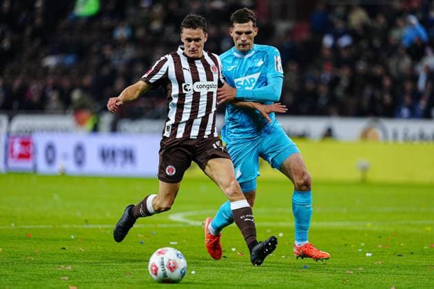 Martijn Kaars FC St Pauli, 19 , Fisnik Asllani TSG 1899 Hoffenheim, 11 GER, FC St Pauli vs TSG 1899 Hoffenheim, Football, 1 Bundesliga, Matchday 7, Season 2025 2026, 19 10 2025 DFL REGULATES PROHIBIT ANY USE OF PHOTOGRAPHS AS IMAGE SEQUENCES AND OR QUASI VIDEO GER, FC St Pauli vs TSG 1899 Hoffenheim, Football, 1 Bundesliga, Matchday 7, Season 2025 2026, 19 10 2025 Hamburg Copyright: xEibner-Pressefoto MarcelxvonxFehrnx EP_MFN