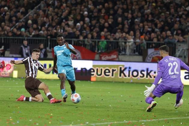 GER, Hamburg, Football, DFL, FC St Pauli vs TSG 1899 Hoffenheim , im Millerntor Stadion , 19 10 2025 , v l Bazoumana Toure TSG 1899 Hoffenheim, 29 macht das 0 1 fuer TSG 1899 Hoffenheim DFL regulations prohibit any use of photographs as image sequences and or quasi video Copyright: HMBxMedia FernandoxSoares
