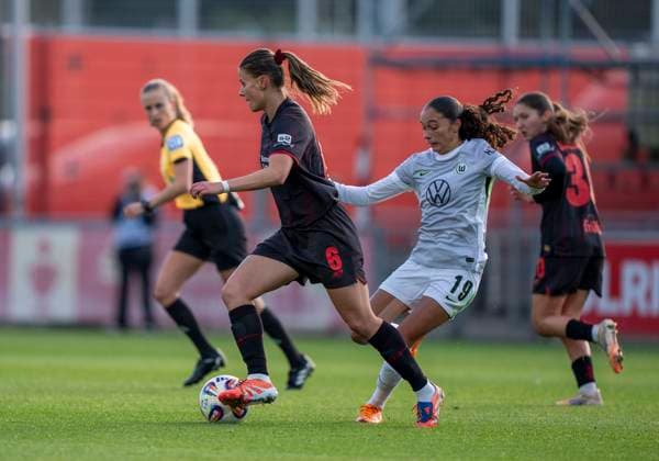 duel between Katharina Piljic Bayer 04 Leverkusen, 6 and Kessya Bussy VfL Wolfsburg, 19 19 10 2025, Bayer Leverkusen VfL Wolfsburg, Football, Matchday 7, Google Pixel Womens Bundesliga, GER, Leverkusen, Ulrich Haberland Stadion DFL regulations prohibit any use of photographs as image sequences and or quasi video Copyright: HMBxMedia xMarcoxBader