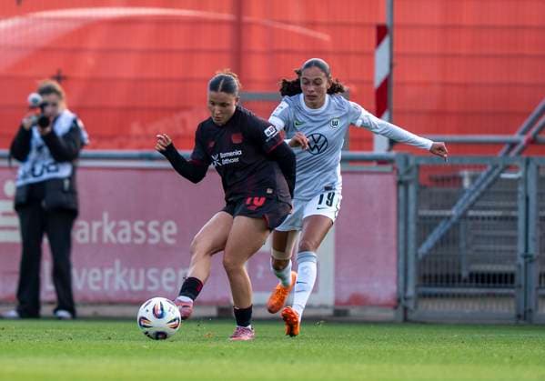 One-on-one fight between Estrella Merino Gonzalez Bayer 04 Leverkusen, 10 and Kessya Bussy VfL Wolfsburg, 19 19 10 2025, Bayer Leverkusen VfL Wolfsburg, Football, Matchday 7, Google Pixel Frauen Bundesliga, GER, Leverkusen, Ulrich Haberland Stadion DFL regulations prohibit any use of photographs as image sequences and or quasi video Copyright: HMBxMedia xMarcoxBader