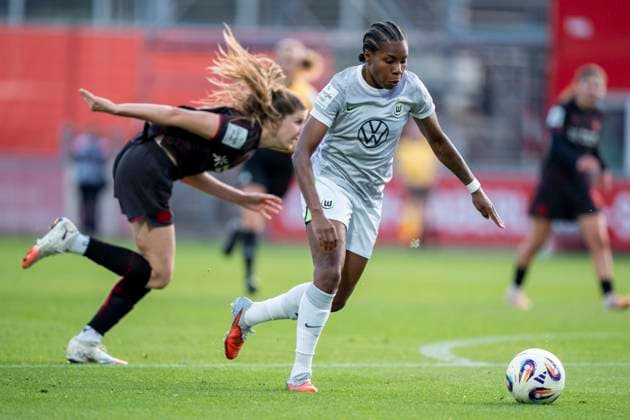 duel between Lineth Beerensteyn VfL Wolfsburg, 9 and Lilla Turanyi Bayer 04 Leverkusen, 24 19 10 2025, Bayer Leverkusen VfL Wolfsburg, Football, Matchday 7, Google Pixel Womens Bundesliga, GER, Leverkusen, Ulrich Haberland Stadion DFL regulations prohibit any use of photographs as image sequences and or quasi video Copyright: HMBxMedia xMarcoxBader
