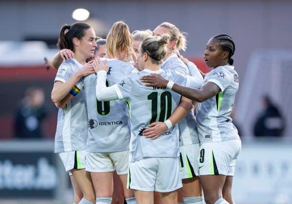 VfL Wolfsburg celebrates 0 2 19 10 2025, Bayer Leverkusen VfL Wolfsburg, Football, Matchday 7, Google Pixel Frauen Bundesliga, GER, Leverkusen, Ulrich Haberland Stadion DFL regulations prohibit any use of photographs as image sequences and or quasi video Copyright: HMBxMedia xMarcoxBader