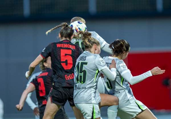 Claudia Wenger Bayer 04 Leverkusen, 5 with a header after free kick goal to 1 2 19 10 2025, Bayer Leverkusen VfL Wolfsburg, Football, Matchday 7, Google Pixel Womens Bundesliga, GER, Leverkusen, Ulrich Haberland Stadion DFL regulations prohibit any use of photographs as image sequences and or quasi video Copyright: HMBxMedia xMarcoxBader