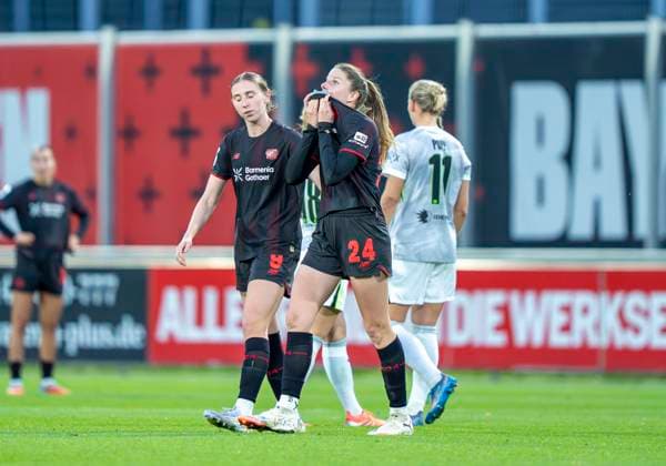 Lilla Turanyi Bayer 04 Leverkusen, 24 with jersey on her face after her red card 19 10 2025, Bayer Leverkusen VfL Wolfsburg, Soccer, 7 Matchday, Google Pixel Women Bundesliga, GER, Leverkusen, Ulrich Haberland Stadion DFL regulations prohibit any use of photographs as image sequences and or quasi video Copyright: HMBxMedia xMarcoxBader