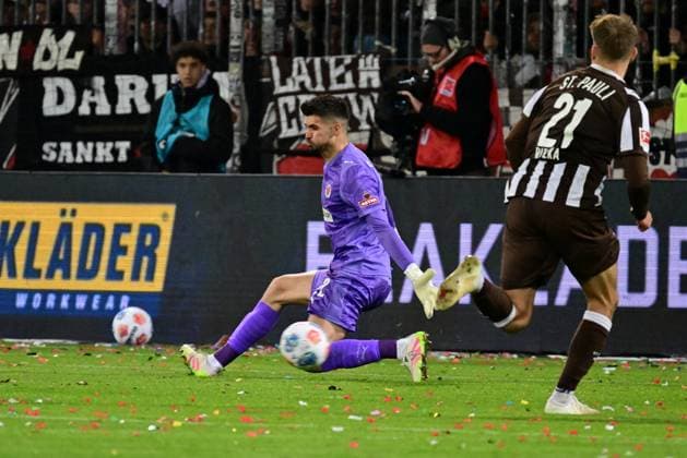Soccer I Men I 1 Bundesliga l FC St Pauli TSG Hoffenheim I 07 Matchday I Season 2025 2026 I St Pauli I 19 10 2025 I Vasilj Nikola St Pauli concedes 0 1 here , Sportplatz Millerntor Stadion, St Pauli Hamburg Germany