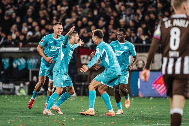 Soccer Men Season 2025 2026 Soccer Bundesliga 07 Matchday FC St Pauli vs TSG Hoffenheim 19 10 2025 Goal celebration of Andrej Kramaric 27, TSG Hoffenheim center left with Fisnik Asllani 11, TSG Hoffenheim center right and Bazoumana Toure 29, TSG Hoffenheim right Hamburg Millerntor Stadion Hamburg Germany