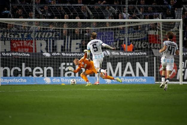 Soccer, Men, 3 Liga, Season 2025 2026, TSV 1860 Munich MSV Duisburg, Grünwalder Stadion 3 1 by Thore Jacobsen TSV 1860 Munich here against keeper Maximilian Braune MSV Duisburg , Goal, Final Score