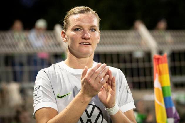 Womens Soccer Bundesliga Bayer 04 Leverkusen VfL Wolgsburg, 19 10 2025 Alexandra Popp VfL Wolfsburg, 11 was substituted and thanks the fans from Wolfsburg Bayer 04 Leverkusen VfL Wolgsburg on matchday 7 of the Google Pixel Womens Bundesliga on 19 10 2025 at the Ulrich Haberland Stadium in Leverkusen North Rhine-Westphalia DFL REGULATIONS PROHIBIT ANY USE OF PHOTOGRAPHS AS IMAGE SEQUENCES AND OR QUASI VIDEO Copyright: xBEAUTIFULxSPORTS AxelxKohringx