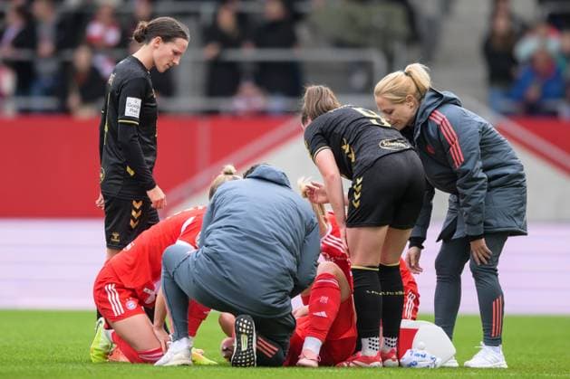 Soccer, Google Pixel Womens Bundesliga, 20251019, FC Bayern Munich 1 FC Cologne In the picture Lena OBERDORF Bayern, 8 battered on the ground, Adriana ACHCINSKA Cologne, 9 apologizes Munich FC Bayern Campus Bayern Germany Copyright: Passion2Press MarkusxFischerx