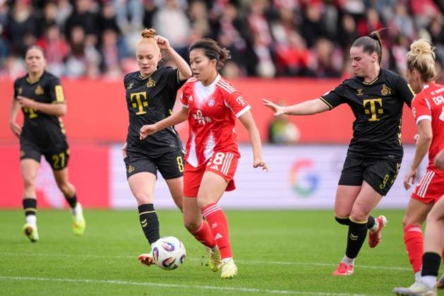 Soccer, Google Pixel Womens Bundesliga, 20251019, FC Bayern Munich 1 FC Cologne In the picture from l Laura VOGT Cologne, 8 , Momoko TANIKAWA Bayern, 18 Dribbling ball penalty area Munich FC Bayern Campus Bayern Germany Copyright: Passion2Press MarkusxFischerx