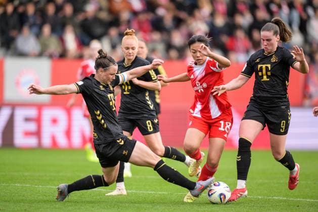Soccer, Google Pixel Womens Bundesliga, 20251019, FC Bayern Munich 1 FC Cologne Pictured from l Marina HEGERING Cologne, 33 Momoko TANIKAWA Bavaria, 18 Zweikampf Ball, Adriana ACHCINSKA Cologne, 9 Munich FC Bayern Campus Bayern Germany Copyright: Passion2Press MarkusxFischerx