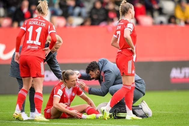 Soccer, Google Pixel Womens Bundesliga, 20251019, FC Bayern Munich 1 FC Cologne In the picture Magdalena ERIKSSON Bayern, 5 battered on the ground being treated Munich FC Bayern Campus Bayern Germany Copyright: Passion2Press MarkusxFischerx