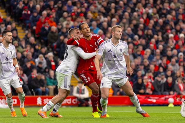 Football - FA Premier League - Liverpool FC v Manchester United, ManU FC LIVERPOOL, ENGLAND - Sunday, October 19, 2025: Liverpool s captain Virgil van Dijk is challenged by Manchester United s Luke Shaw during the FA Premier League match between Liverpool FC and Manchester United FC at Anfield. (Photo by David Rawcliffe Propaganda) LIVERPOOL Anfield MERSEYSIDE ENGLAND  Copyright: xDavidxRawcliffex P2025-10-19-Liverpool_Man_Utd-57