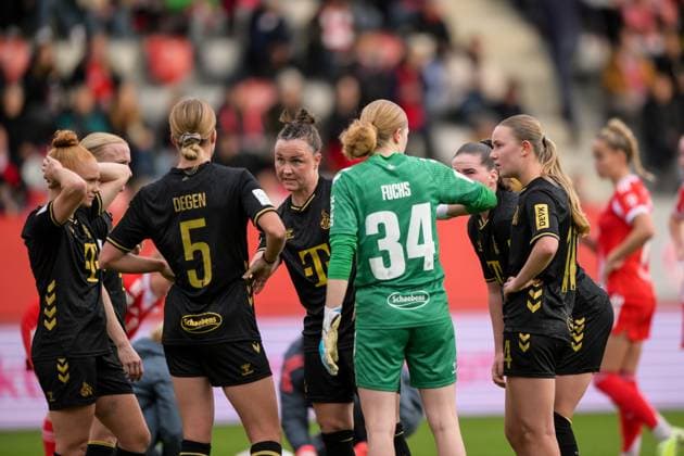 Soccer, Google Pixel Womens Bundesliga, 20251019, FC Bayern Munich 1 FC Cologne In the picture Marina HEGERING Cologne, 33 speaks to Team Munich FC Bayern Campus Bayern Germany Copyright: Passion2Press MarkusxFischerx