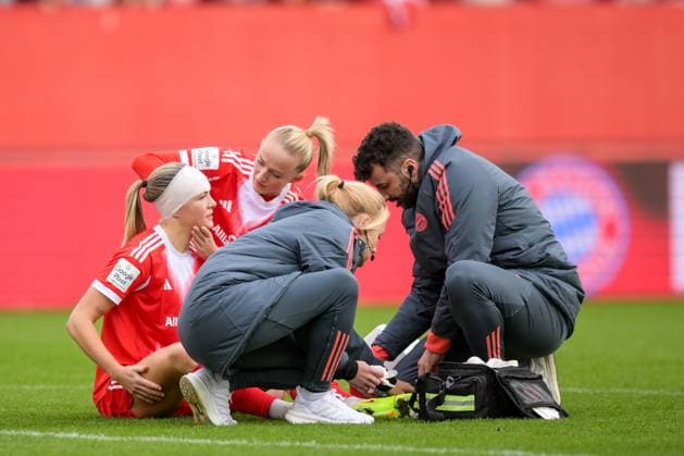Soccer, Google Pixel Womens Bundesliga, 20251019, FC Bayern Munich 1 FC Cologne In the picture Magdalena ERIKSSON Bayern, 5 battered on the ground Head bandage Munich FC Bayern Campus Bayern Germany Copyright: Passion2Press MarkusxFischerx