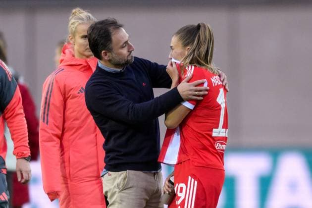 Soccer, Google Pixel Womens Bundesliga, 20251019, FC Bayern Munich 1 FC Cologne In the picture from left coach Bayern Jose BARCALA gestures Mimig gives consolation, Katharina NASCHENWENG Bayern, 19 who burst into tears after the final whistle Munich FC Bayern Campus Bayern Germany Copyright: Passion2Press MarkusxFischerx