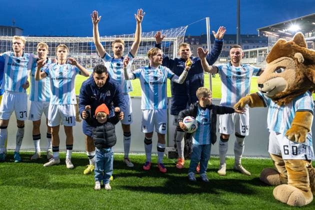Team TSV 1860 Muenchen with the fans after the 3 1, TSV 1860 Muenchen vs MSV Duisburg, 3 Liga, 11 Spieltag, 19 10 2025 DFB regulations prohibit any use of photographs as image sequences and or quasi video Muenchen Bayern Germany Copyright: xkolbert-press UlrichxGamelx