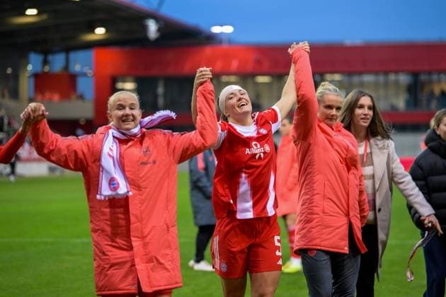 Soccer, Google Pixel Womens Bundesliga, 20251019, FC Bayern Munich 1 FC Cologne In the picture from l Pernille HARDER Bayern, 21 , Magdalena ERIKSSON Bayern, 5 , Goalkeeper Bayern Anna KLINK Final cheer Munich FC Bayern Campus Bayern Germany Copyright: Passion2Press MarkusxFischerx