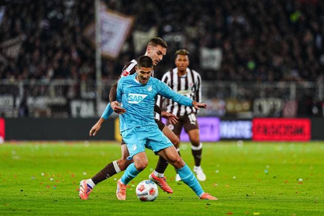 James Sands FC St Pauli, 06 , Andrej Kramaric TSG 1899 Hoffenheim, 27 GER, FC St Pauli vs TSG 1899 Hoffenheim, Football, 1 Bundesliga, Matchday 7, Season 2025 2026, 19 10 2025 DFL REGULATES PROHIBIT ANY USE OF PHOTOGRAPHS AS IMAGE SEQUENCES AND OR QUASI VIDEO GER, FC St Pauli vs TSG 1899 Hoffenheim, Football, 1 Bundesliga, Matchday 7, Season 2025 2026, 19 10 2025 Hamburg Copyright: xEibner-Pressefoto MarcelxvonxFehrnx EP_MFN