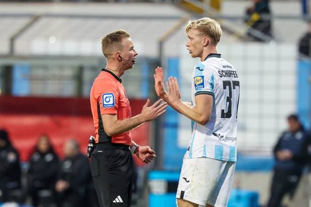 Referee Referee Martin Wilke , left, speaks energetically with Raphael Schifferl 37 TSV 1860 Muenchen , TSV 1860 Muenchen vs MSV Duisburg, DFL, Dritte Liga, Saison 2025 2026, Stadion an der Gruenwalder Strasse, Hinrunde, 11 Spieltag, 19 10 2025 DFB regulations prohibit any use of photographs as image sequences and or quasi video Muenchen Bayern Germany Copyright: xkolbert-press MartinxAgüerax