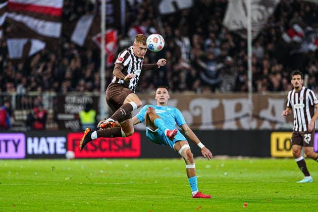 Eric Smith FC St Pauli, 08 , Tim Lemperle TSG 1899 Hoffenheim, 19 GER, FC St Pauli vs TSG 1899 Hoffenheim, Football, 1 Bundesliga, Matchday 7, Season 2025 2026, 19 10 2025 DFL REGULATES PROHIBIT ANY USE OF PHOTOGRAPHS AS IMAGE SEQUENCES AND OR QUASI VIDEO GER, FC St Pauli vs TSG 1899 Hoffenheim, Football, 1 Bundesliga, Matchday 7, Season 2025 2026, 19 10 2025 Hamburg Copyright: xEibner-Pressefoto MarcelxvonxFehrnx EP_MFN