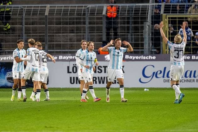 Goal celebration for 3 1, Team TSV 1860 Muenchen, TSV 1860 Muenchen vs MSV Duisburg, 3 Liga, 11 Spieltag, 19 10 2025 DFB regulations prohibit any use of photographs as image sequences and or quasi video Muenchen Bayern Germany Copyright: xkolbert-press UlrichxGamelx
