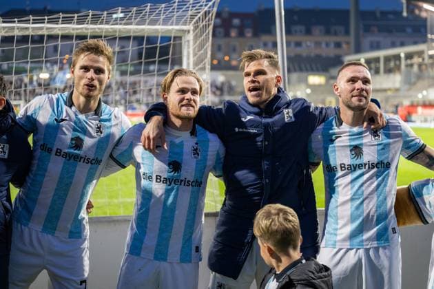Team TSV 1860 Muenchen with the fans after the 3 1, TSV 1860 Muenchen vs MSV Duisburg, 3 Liga, 11 Spieltag, 19 10 2025 DFB regulations prohibit any use of photographs as image sequences and or quasi video Muenchen Bayern Germany Copyright: xkolbert-press UlrichxGamelx