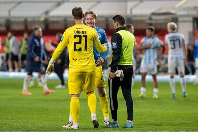 Paul Bachmann 40 TSV 1860 Muenchen congratulates Thomas Daehne 21 TSV 1860 Muenchen , TSV 1860 Muenchen vs MSV Duisburg, 3 Liga, 11 Spieltag, 19 10 2025 DFB regulations prohibit any use of photographs as image sequences and or quasi video Muenchen Bayern Germany Copyright: xkolbert-press UlrichxGamelx