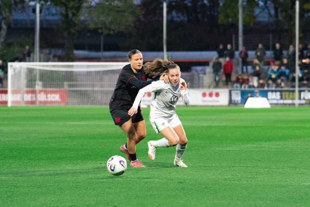 Leverkusen, Germany 19th October 2025: Estrella Merino Gonzalez (Bayer Leverkusen, 10) and Janou Levels (VfL Wolfsburg, 15) during the Google Pixel Frauen Bundesliga game between Bayer 04 Leverkusen and VfL Wolfsburg at Ulrich - Haberland Stadium in Levekusen, Germany (Leonie Kiehl SPP) Copyright: xLeoniexKiehlx xSPPx spp-en-LeKiSp-_DSC2371