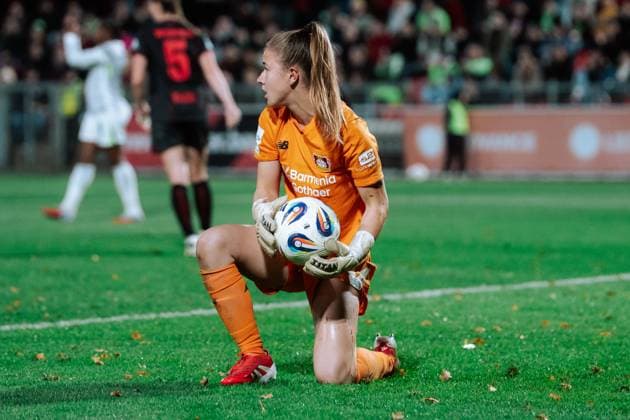 19 10 25, Women, Soccer, Google Pixel Women Bundesliga, Season 2025 2026, Bayer 04 Leverkusen VfL Wolfsburg, Matchday 7 Anne Moll 34 Bayer 04 Leverkusen with ball Leverkusen Ulrich Haberland Stadion NRW Germany