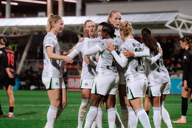 19 10 25, Women, Football, Google Pixel Womens Bundesliga, Season 2025 2026, Bayer 04 Leverkusen VfL Wolfsburg, Matchday 7 Lineth Beerensteyn 9 VfL Wolfsburg Celebrating goal for 4 1 Leverkusen Ulrich Haberland Stadion NRW Germany