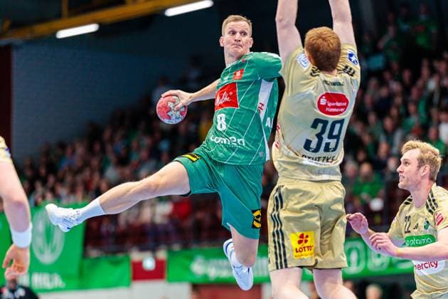 f l Karolis Antanavicius GWD Minden, 08 , Lukas Stutzke TSV Hannover Burgdorf, 39 in goal throw GER, GWD Minden vs TSV Hannover Burgdorf, Handball, 1 Bundesliga, Matchday 9, Season 2025 2026, 19 10 2025 GER, GWD Minden vs TSV Hannover Burgdorf, Handball, 1 Bundesliga, Matchday 9, Season 2025 2026, 19 10 2025 Luebbecke Copyright: xEibner-Pressefoto JanxRollingerx EP_JSK