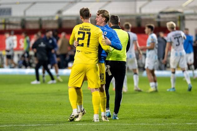 Paul Bachmann 40 TSV 1860 Muenchen congratulates Thomas Daehne 21 TSV 1860 Muenchen , TSV 1860 Muenchen vs MSV Duisburg, 3 Liga, 11 Spieltag, 19 10 2025 DFB regulations prohibit any use of photographs as image sequences and or quasi video Muenchen Bayern Germany Copyright: xkolbert-press UlrichxGamelx