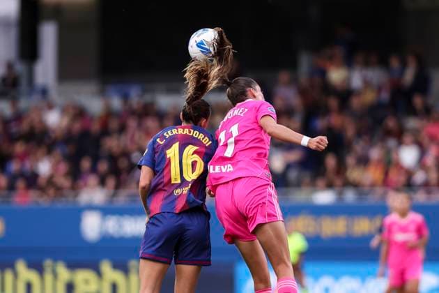 October 19, 2025, Sant Joan Despi, Barcelona, Spain: Clara Serrajordi Diaz of FC Barcelona, Barca and Andrea Gomez Oliver of Granada CF compete for the ball during the Spanish Women league, Liga F, football match played between FC Barcelona and Granada CF at Johan Cruyff Stadium on October 19, 2025 in Sant Joan Despi, Barcelona. Sant Joan Despi Spain - ZUMAa181 20251019_zaa_a181_209 Copyright: xJavierxBorregox