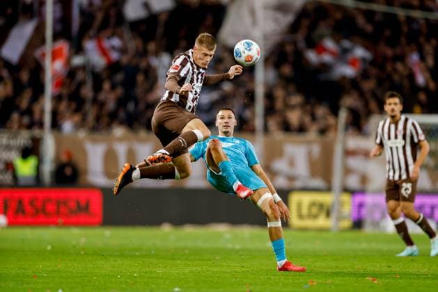 Hamburg, October 19, 2025 Soccer, 1 Bundesliga 2025 26, FC St Pauli TSG 1899 Hoffenheim Eric Smith FC St Pauli, 8 , Tim Lemperle TSG 1899 Hoffenheim, 19 DFL REGULATIONS PROHIBIT ANY USE OF PHOTOGRAPHS AS IMAGE SEQUENCES AND OR QUASI VIDEO